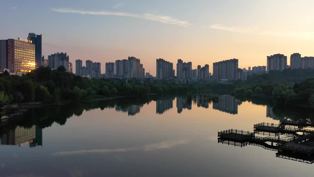 贵州遵义新浦新区湿地公园黄昏夕阳倒影航拍视频素材