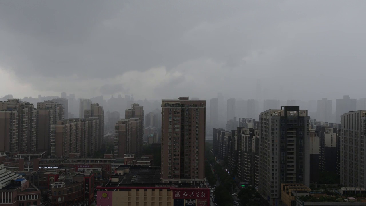 暴雨雨幕洒向城市【延时】视频素材