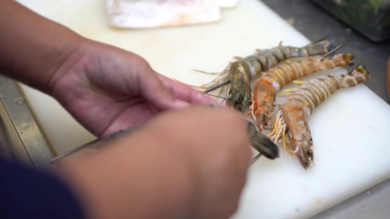 厨师铁签制作斑节对虾肉串视频素材