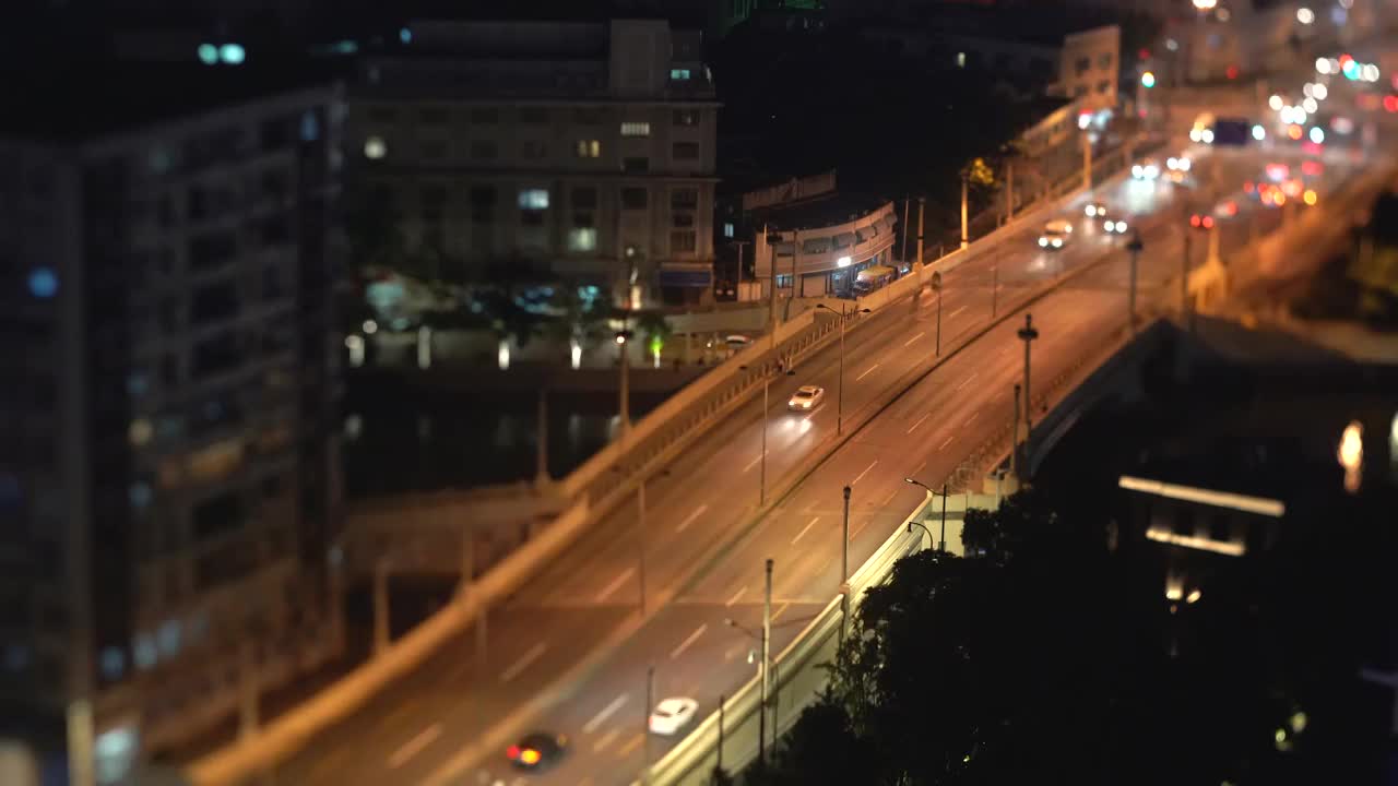 夜晚移轴镜头拍摄上海河南路桥交通车流视频素材