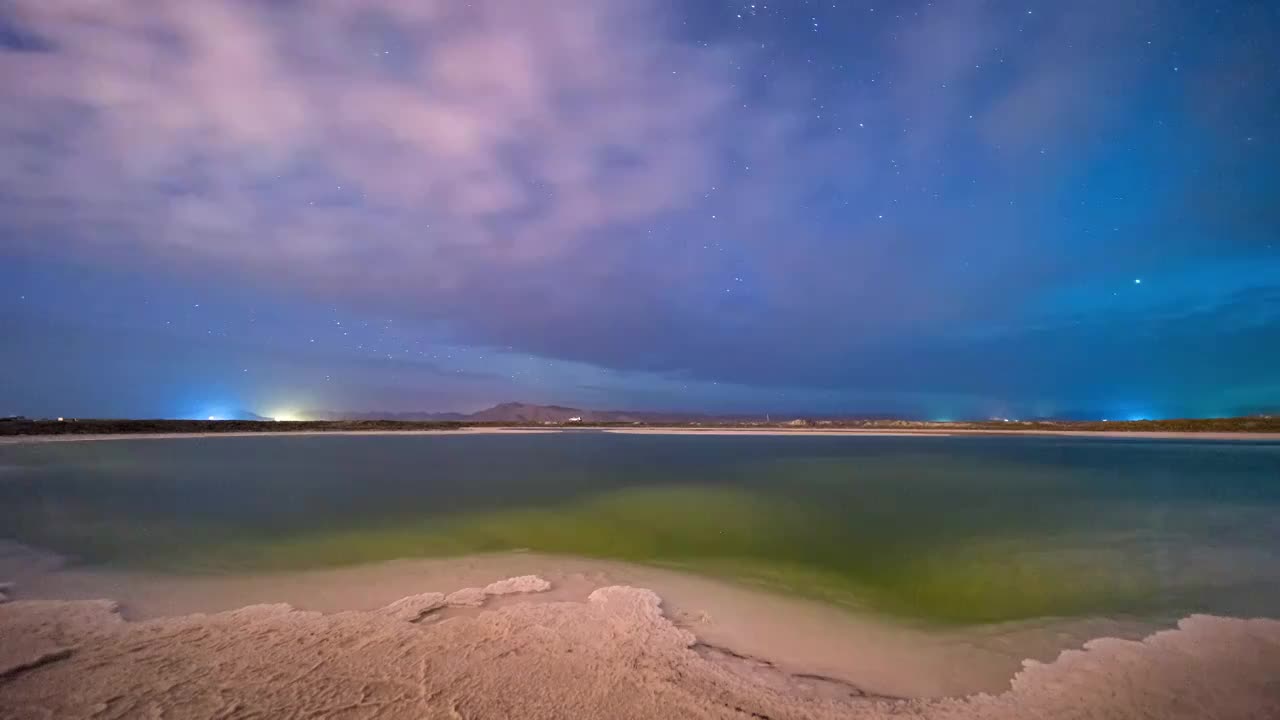 青海大柴旦翡翠湖边的银河升起的延时摄影，湖水中显露出银河的倒影视频素材