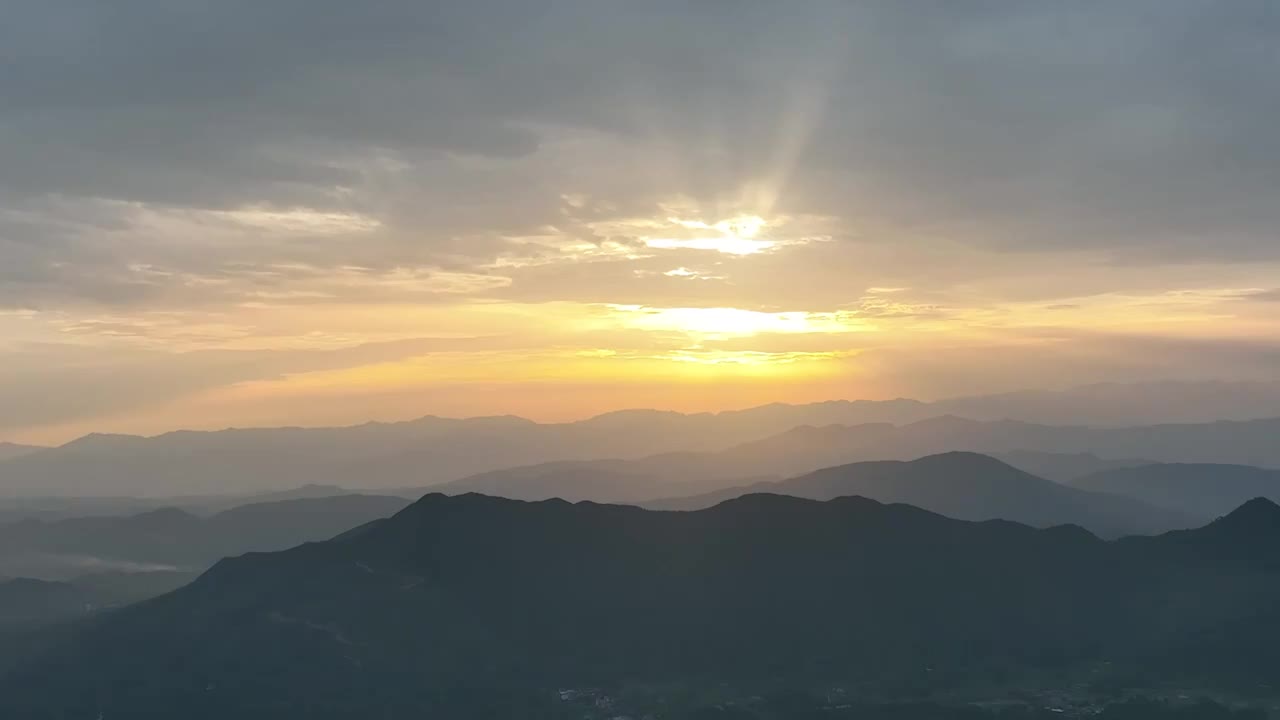 傍晚群山上空的夕阳和晚霞视频素材