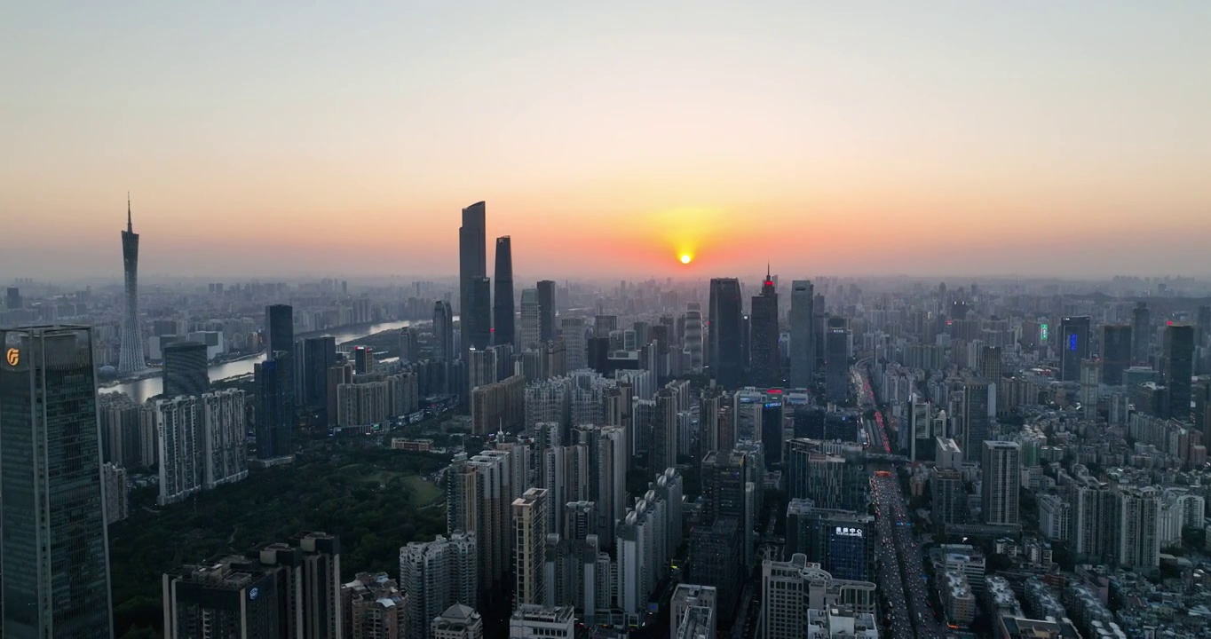 航拍广州天河晚霞视频，城市天际线，城市风光，晚霞，天空，天空广告转场素材视频素材