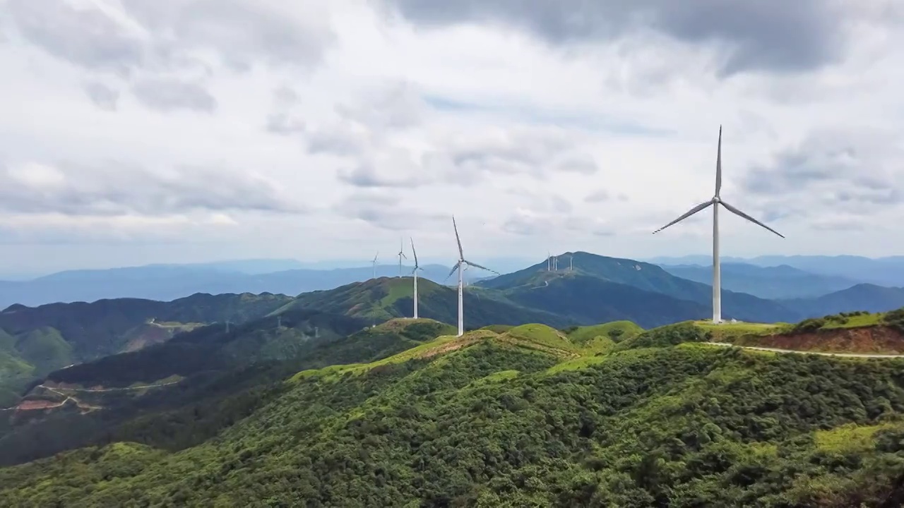 湖南雪峰山苏宝新能源风力发电延时摄影视频素材