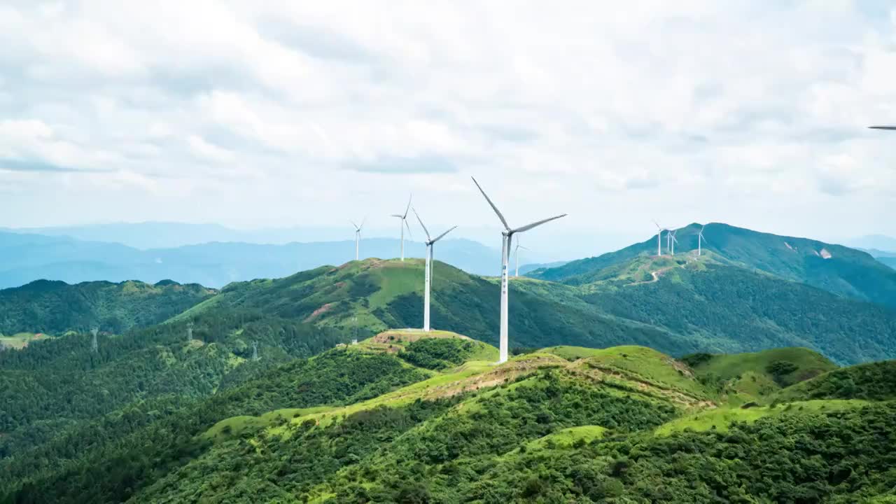 湖南雪峰山苏宝新能源风力发电延时摄影视频素材