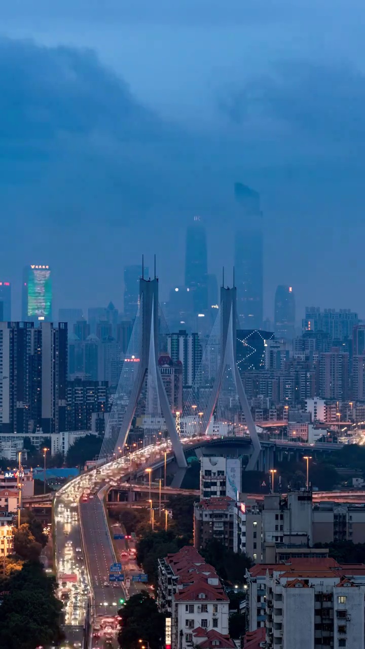 广州鹤洞大桥与珠江新城的雨后夜景视频素材