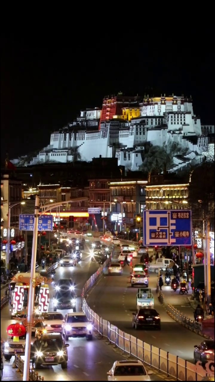 西藏拉萨北京东路拍摄布达拉宫车流夜景视频素材