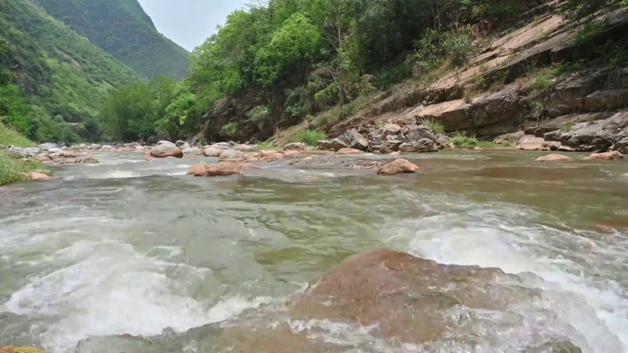 山谷间的河流视频素材