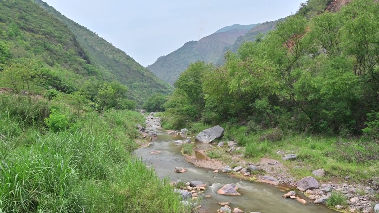 山谷间的河流视频素材