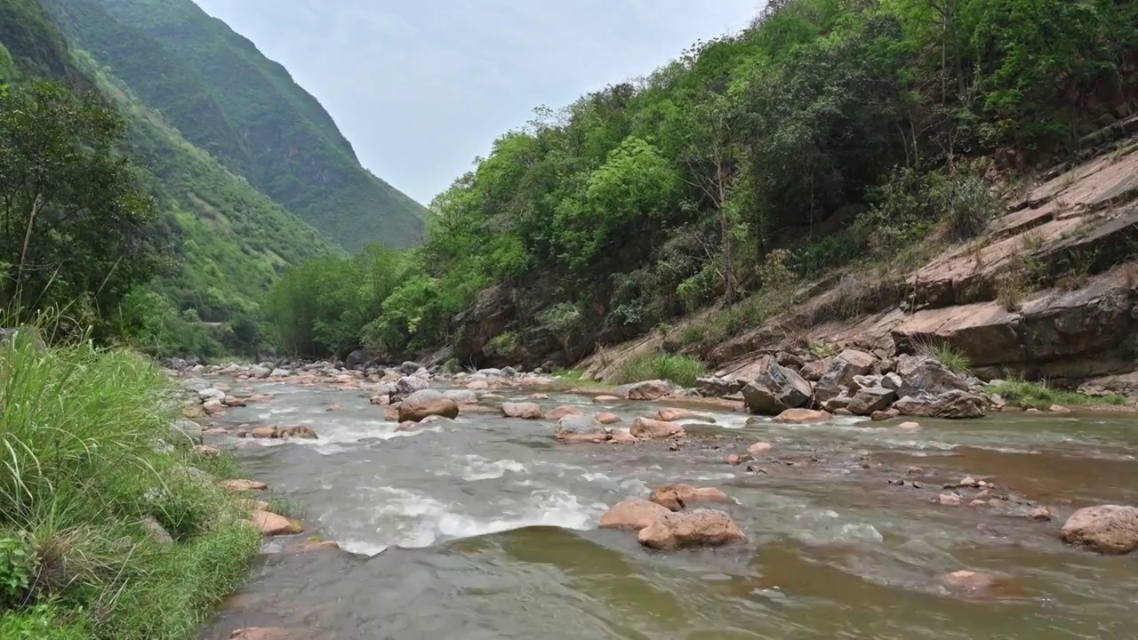 山谷间的河流视频素材