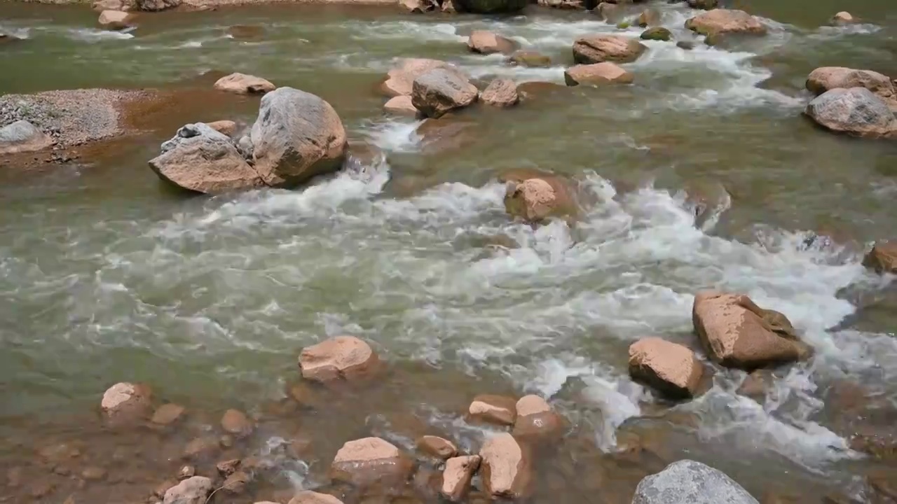 流淌的溪水视频素材