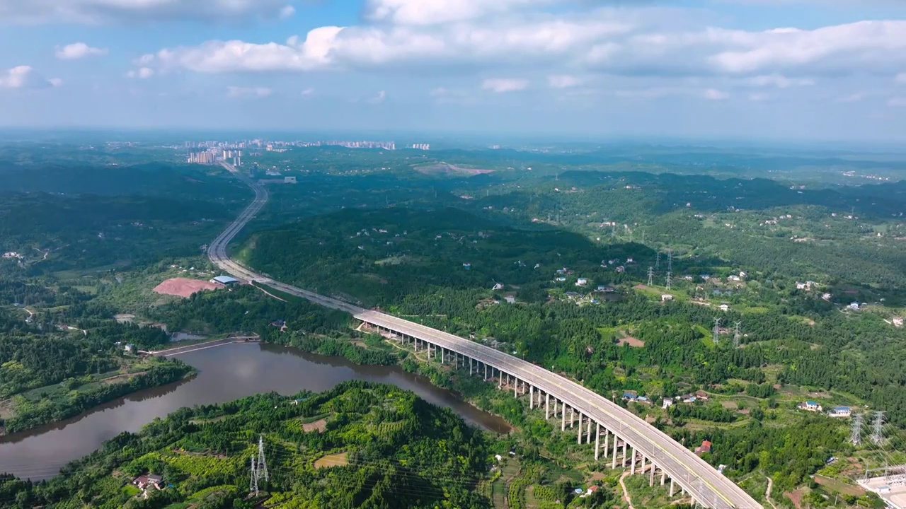 航拍乡村道路车流和秀美景色视频素材