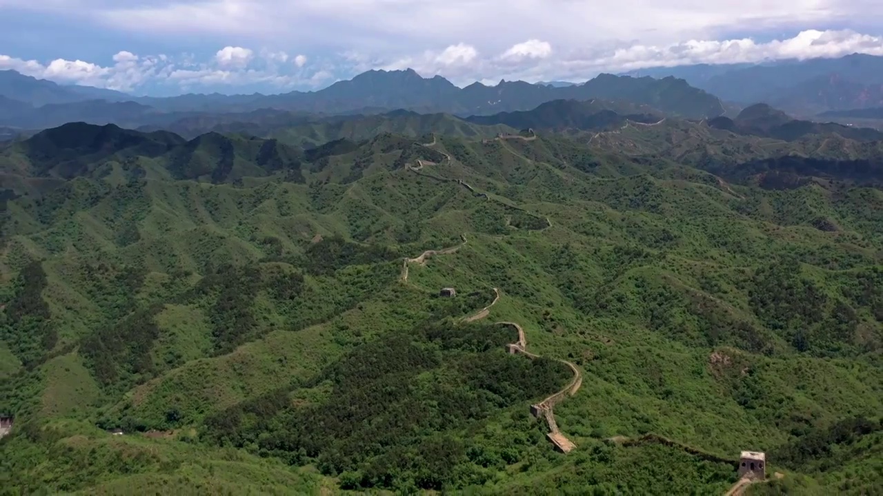 北京蟠龙山古长城夏季雨后风光视频素材