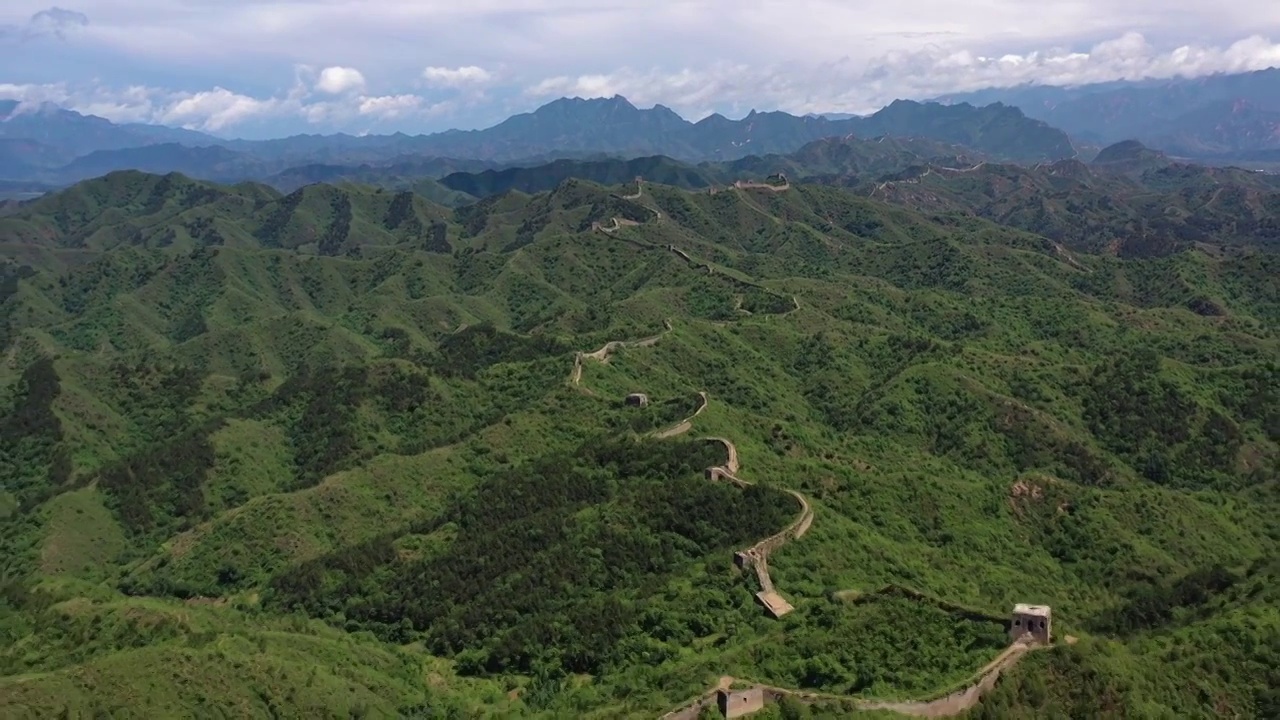 北京蟠龙山古长城夏季雨后风光视频素材