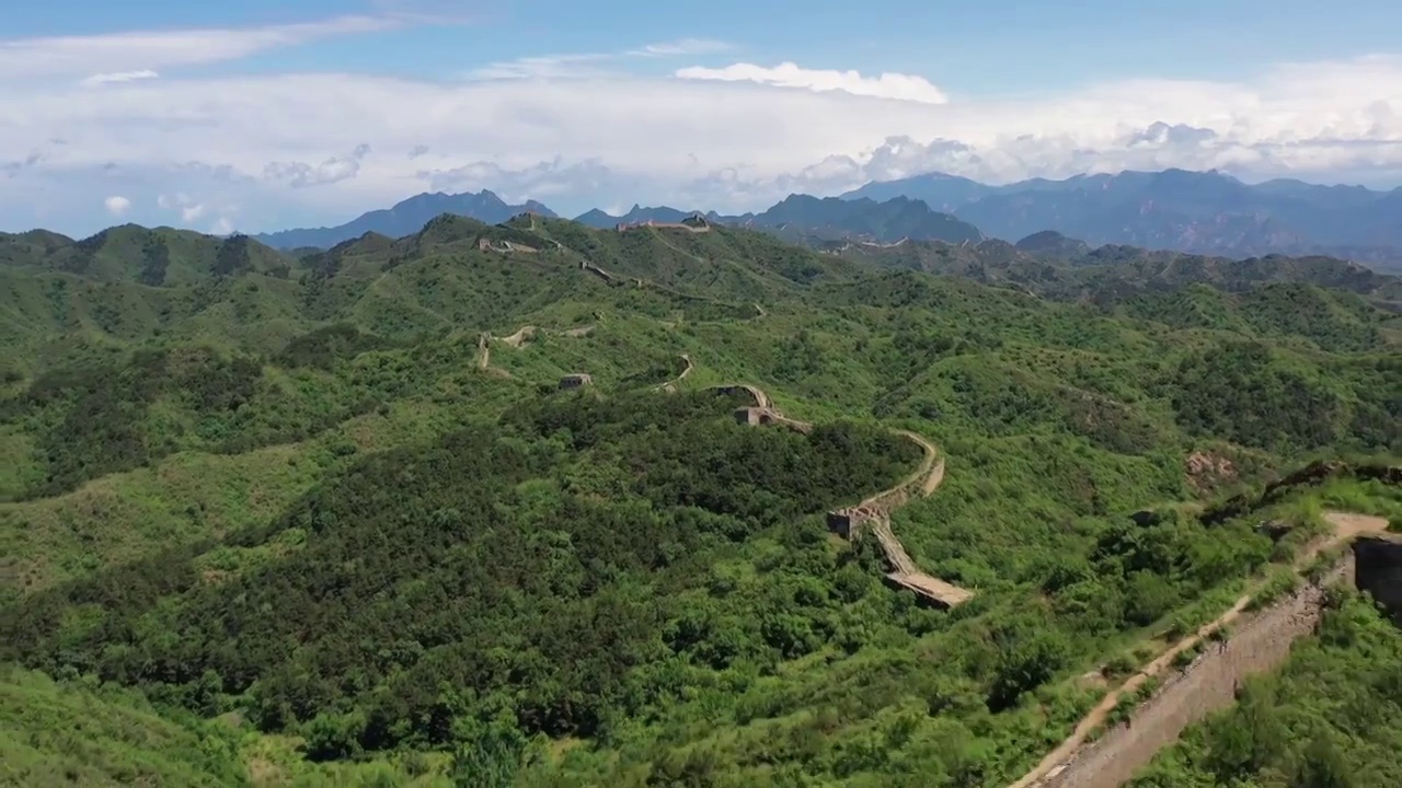 北京蟠龙山古长城夏季雨后风光视频素材