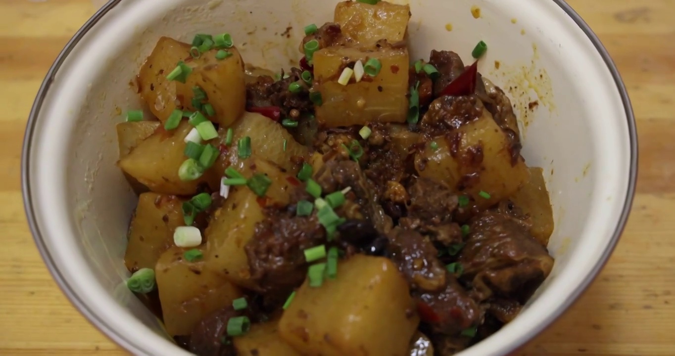 美食烹饪：土豆烧牛肉视频素材