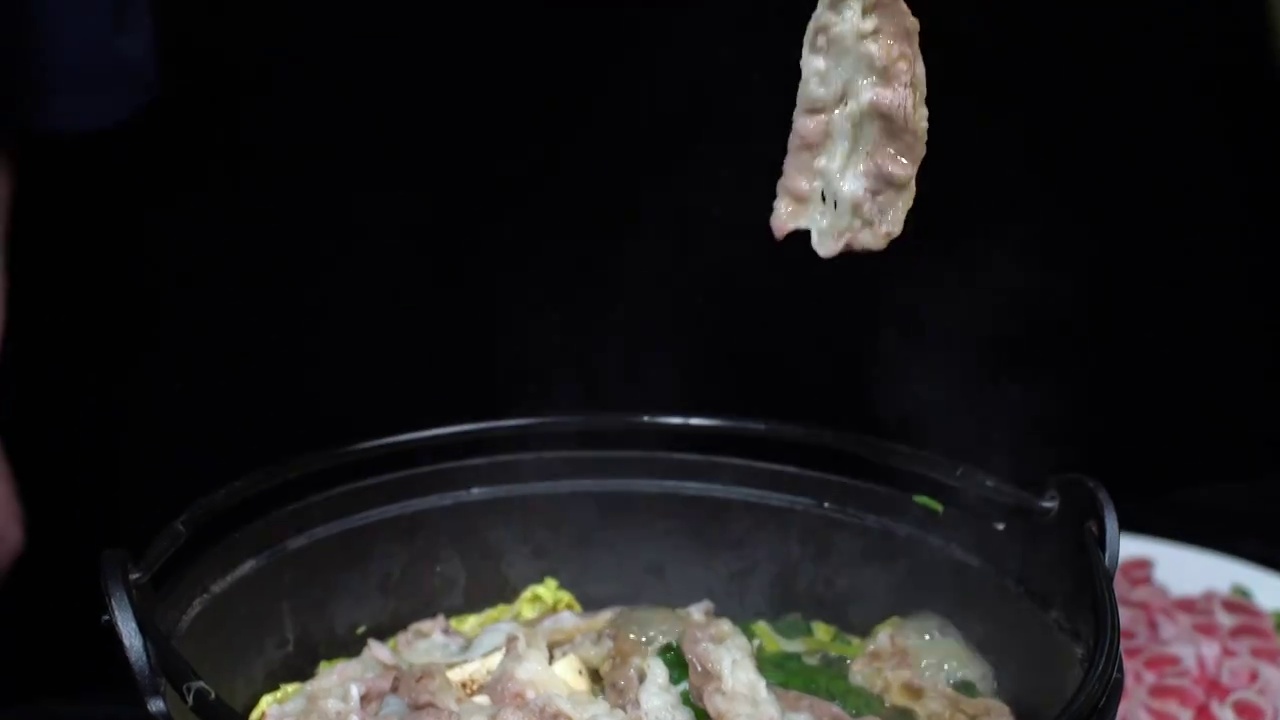 日本料理厨师制作寿喜锅烫牛肉片视频素材