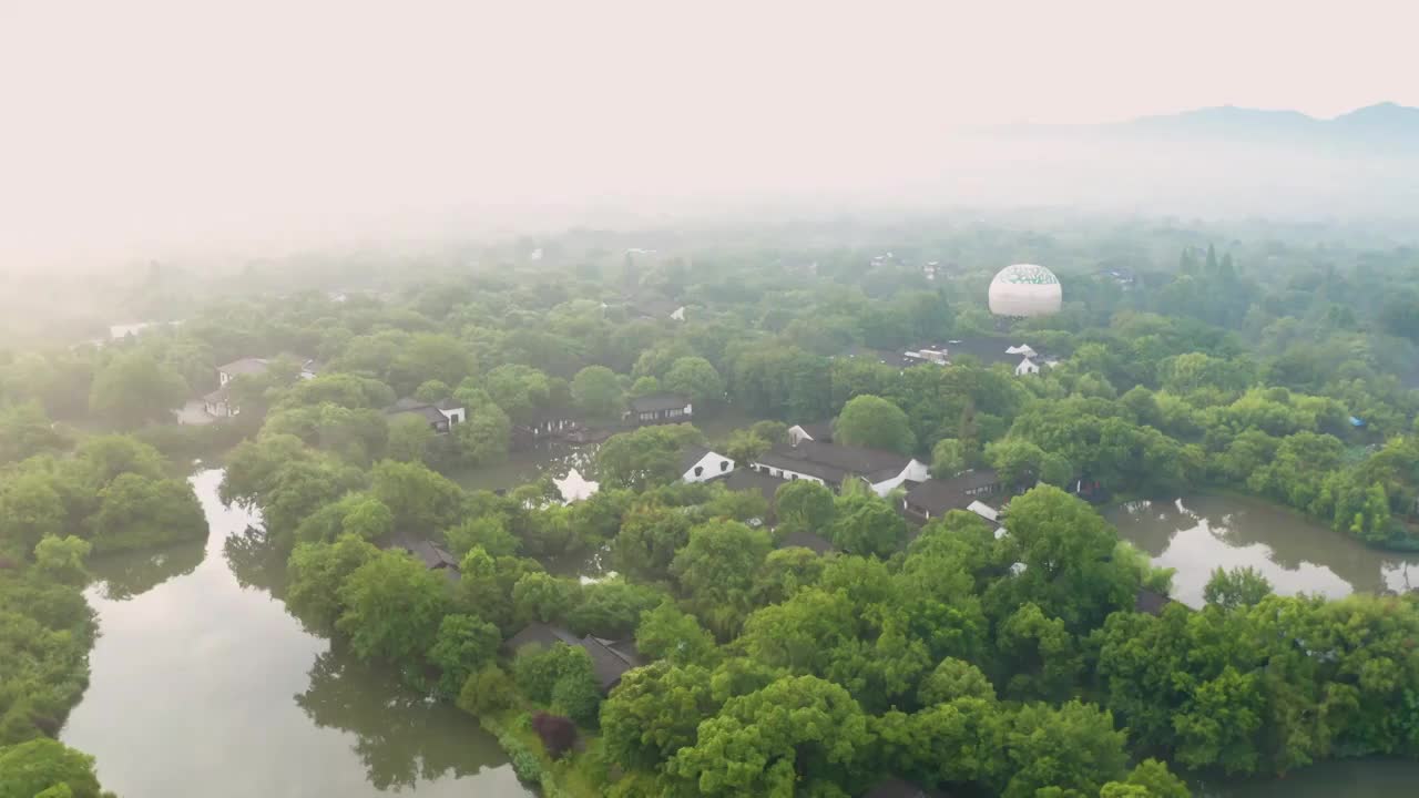 浙江杭州市西溪湿地国家公园晨曦云雾航拍视频素材