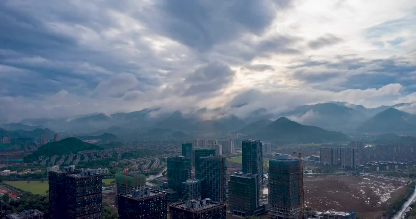 浙江杭州：雨后暮色中的云雾光影视频素材