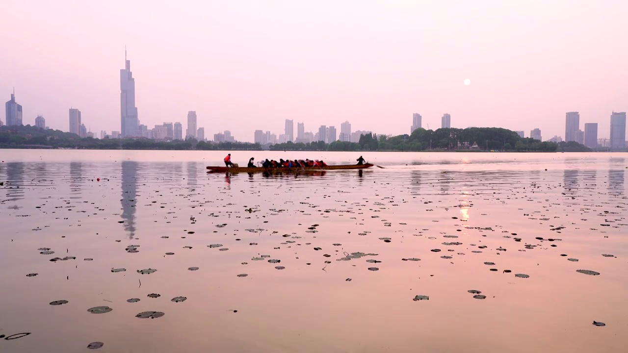 黄昏时分南京玄武湖上的龙舟训练视频素材