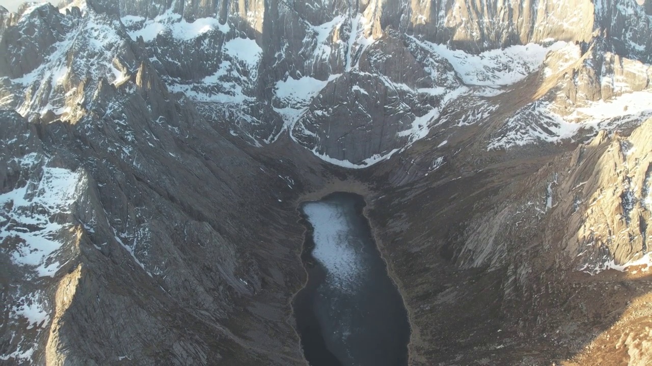 航拍四川川西阿坝莲宝叶则山峰湖泊风光视频素材