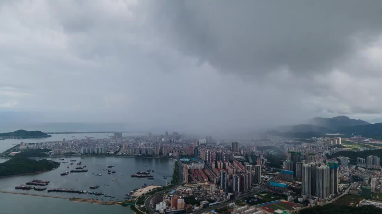 城市云层下雨延时视频素材