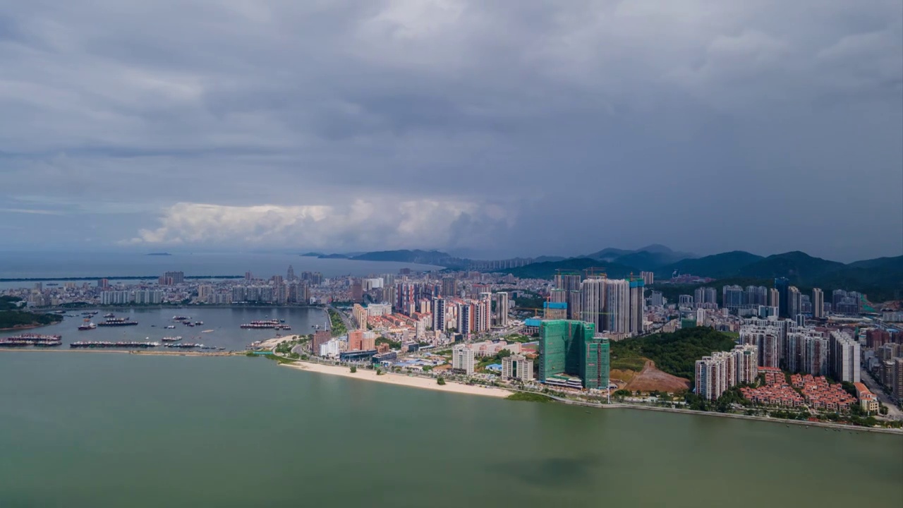 城市云层下雨延时视频素材