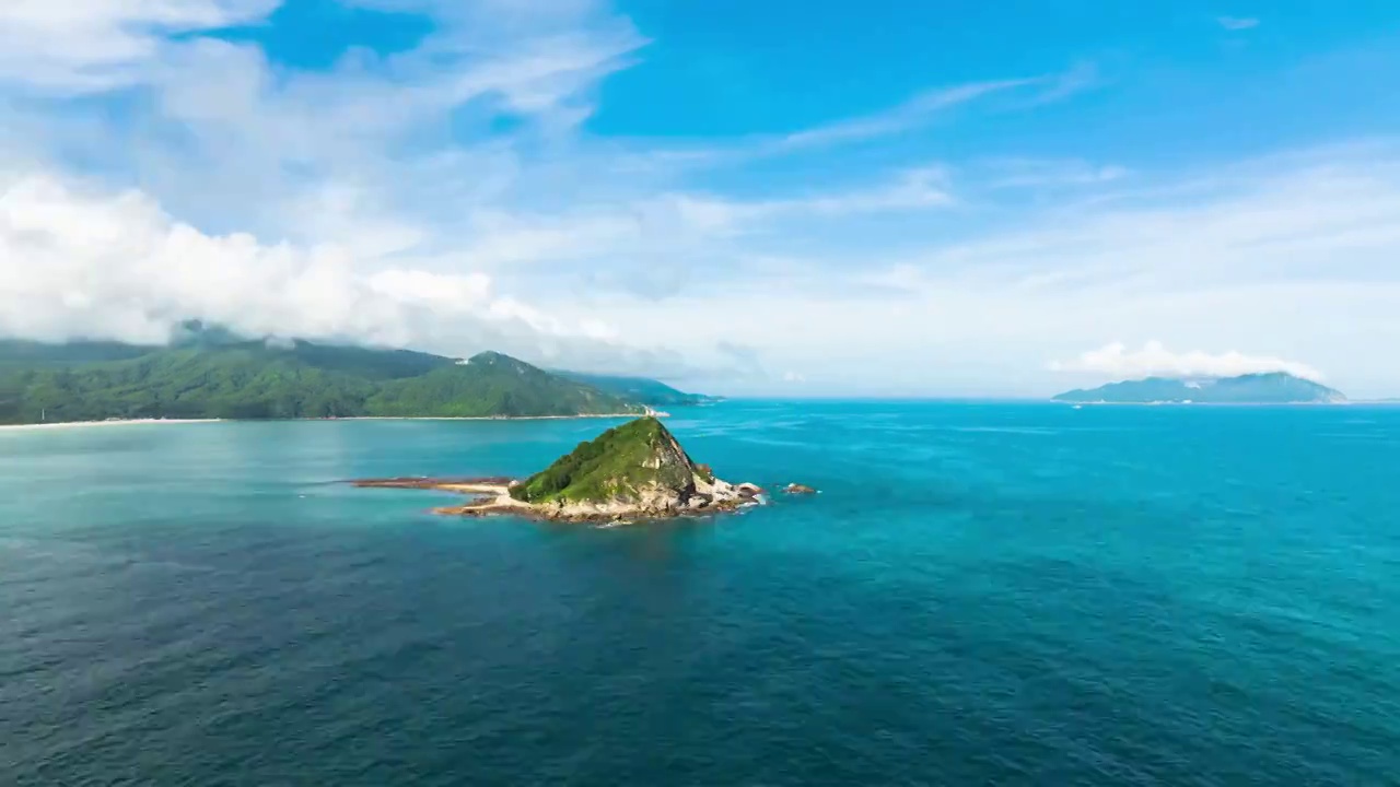 深圳大鹏西涌情人岛夏日航拍美景视频素材