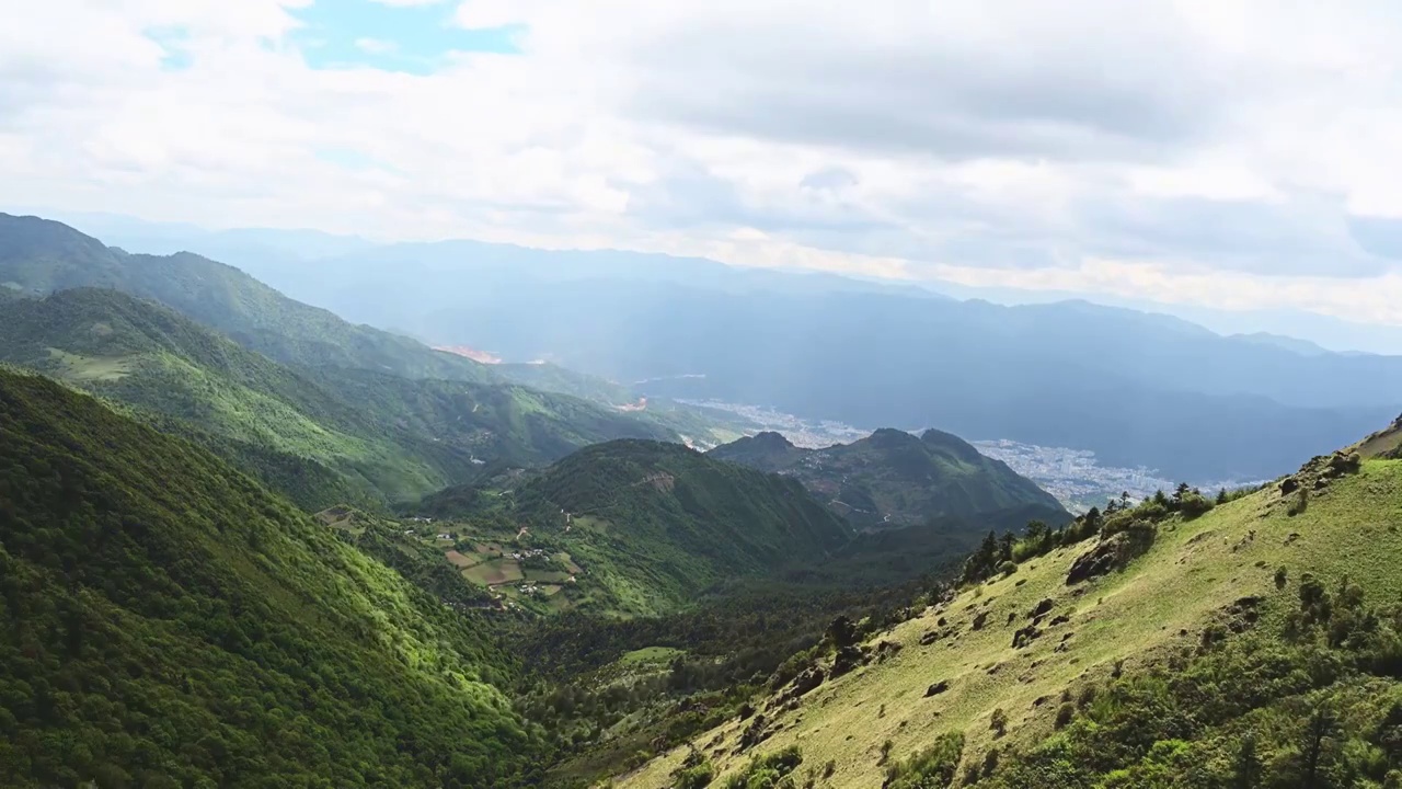 云南兰坪雪邦山兰坪县城延时视频素材