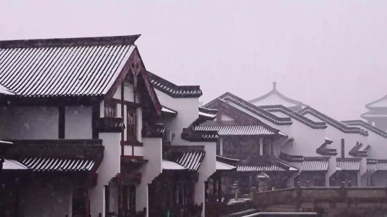 大雪中的江苏常州市春秋淹城风景区仿古江南建筑视频素材