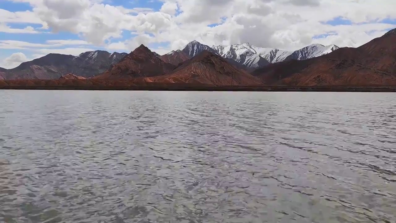 青海青藏公路旁海子雪山视频素材