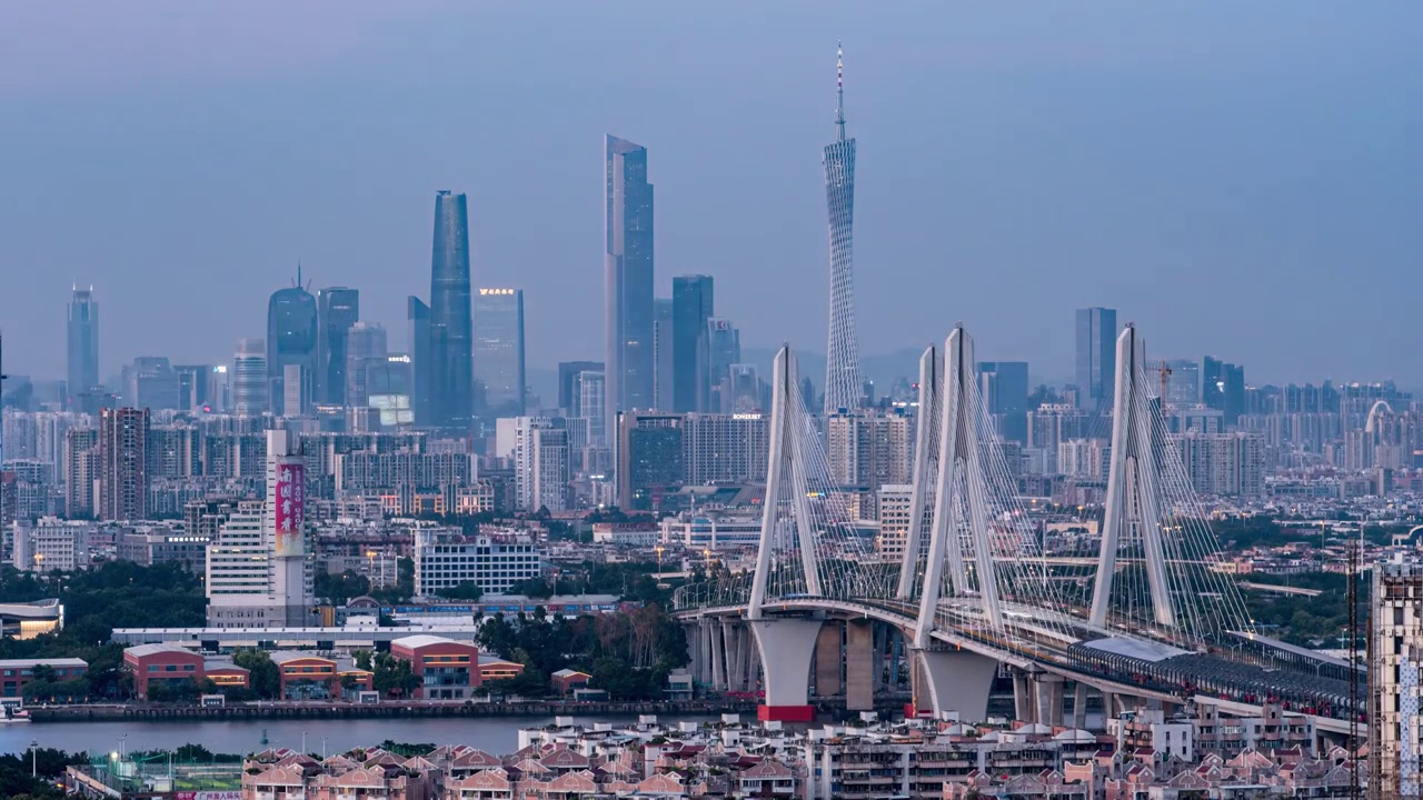 广州洛溪大桥与广州地标建筑的延时视频素材