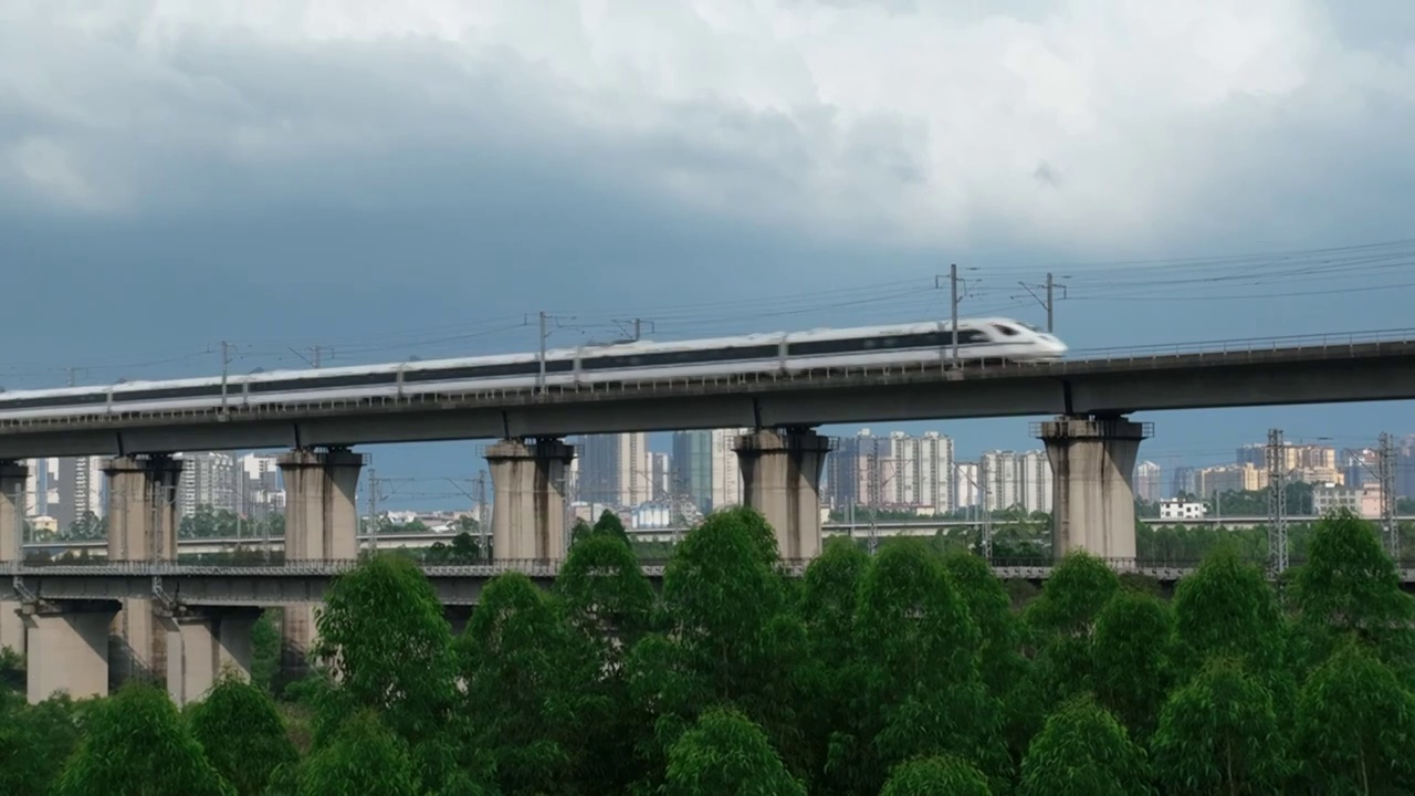 蓝天白云下城市中铁路桥上行驶的高铁动车视频素材