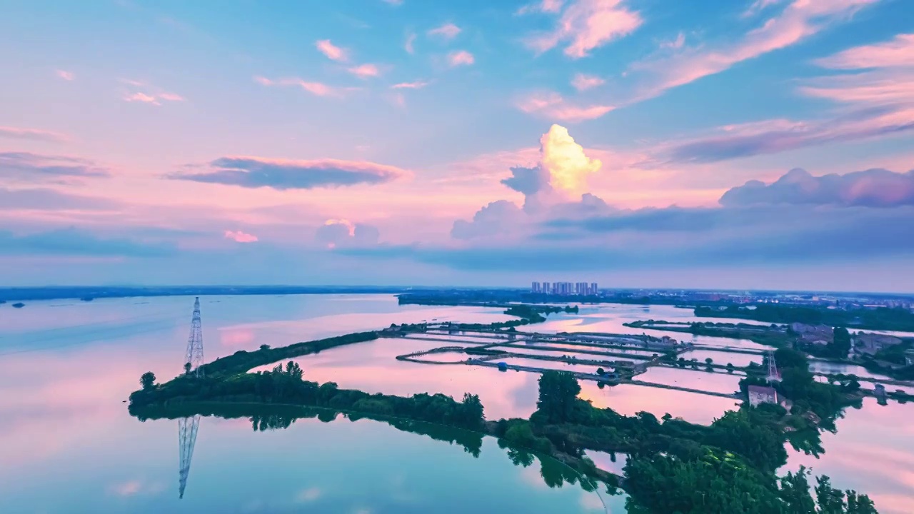 湖北荆门钟祥暴雨后镜月湖蓝天碧水航拍延时视频素材