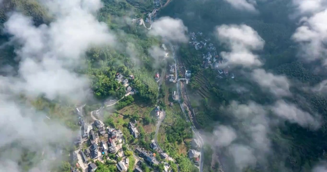 云雾缭绕下的山村与阳光交绘出一幅山清水秀的生态风光画卷视频素材