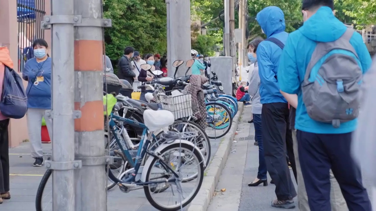 新冠疫情期间排队做核酸的居民视频素材