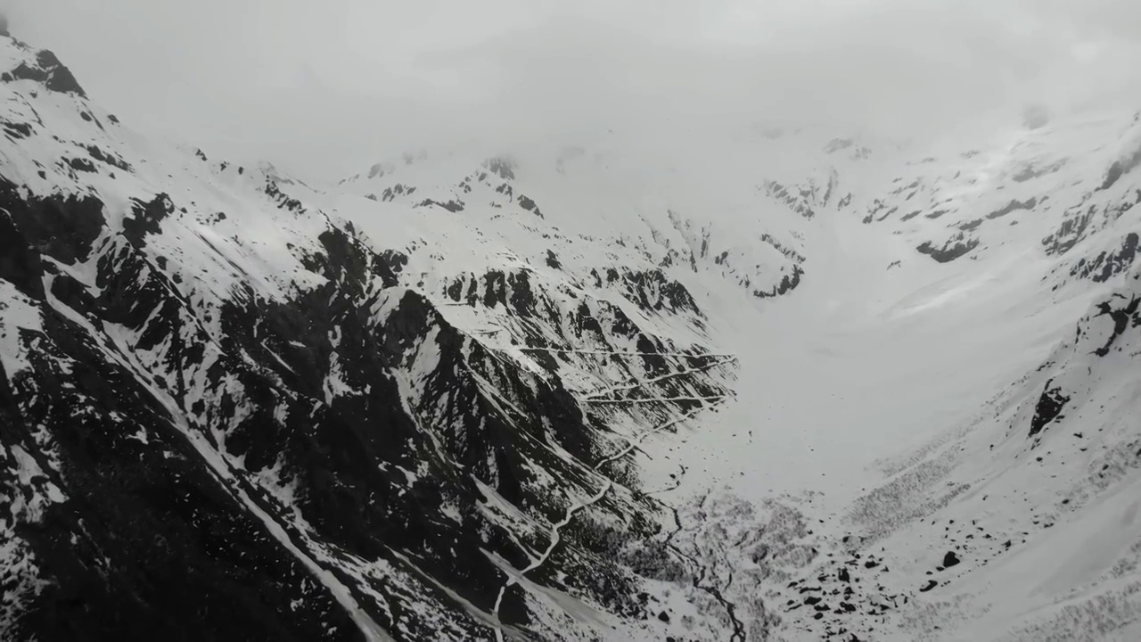 西藏林芝墨脱公路嘎隆拉雪山视频素材