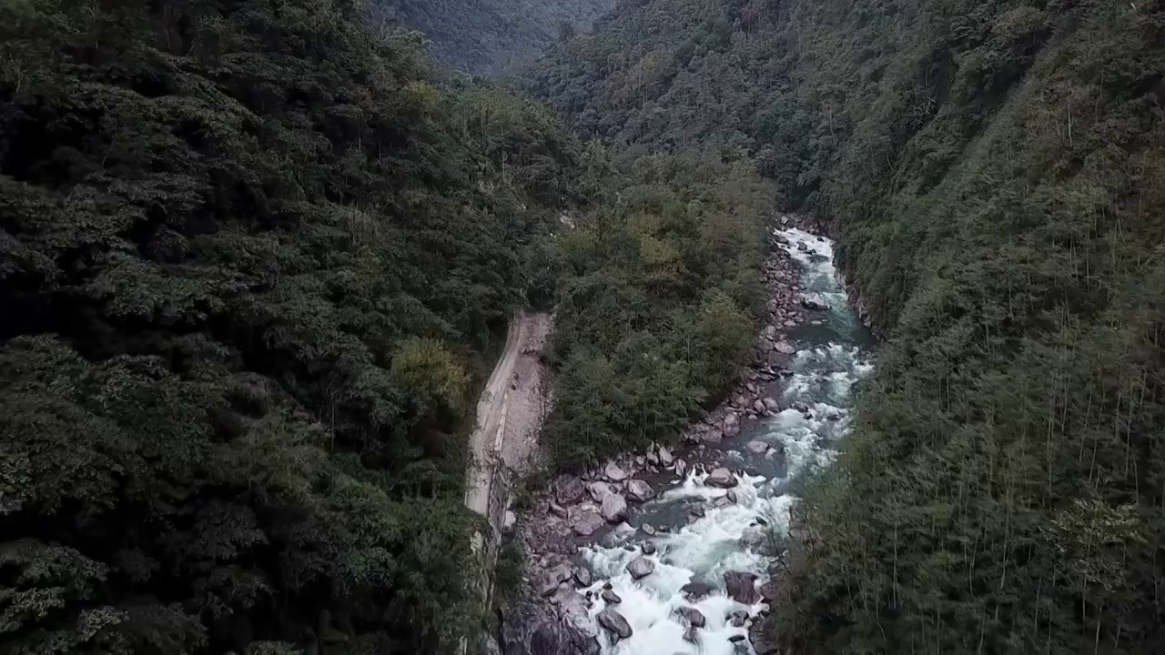 西藏林芝墨脱公路雅鲁藏布江大峡谷视频素材