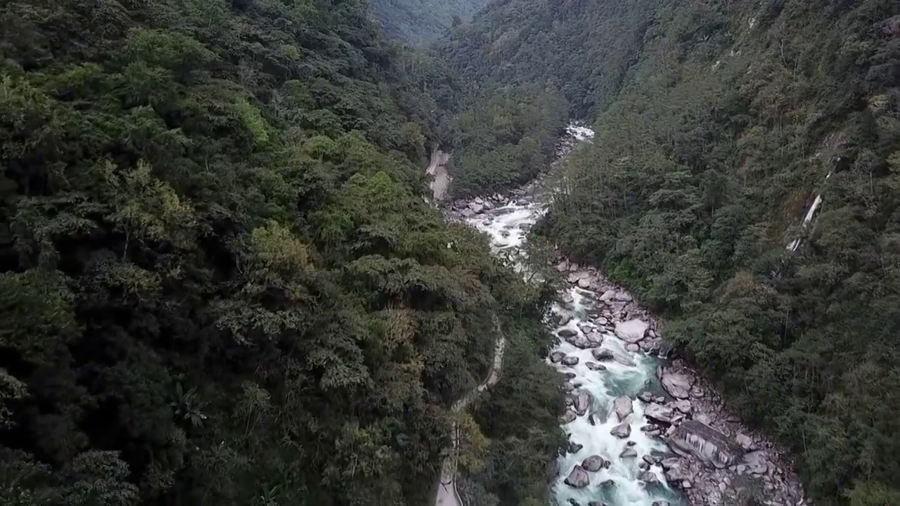 西藏林芝墨脱公路雅鲁藏布江大峡谷视频素材