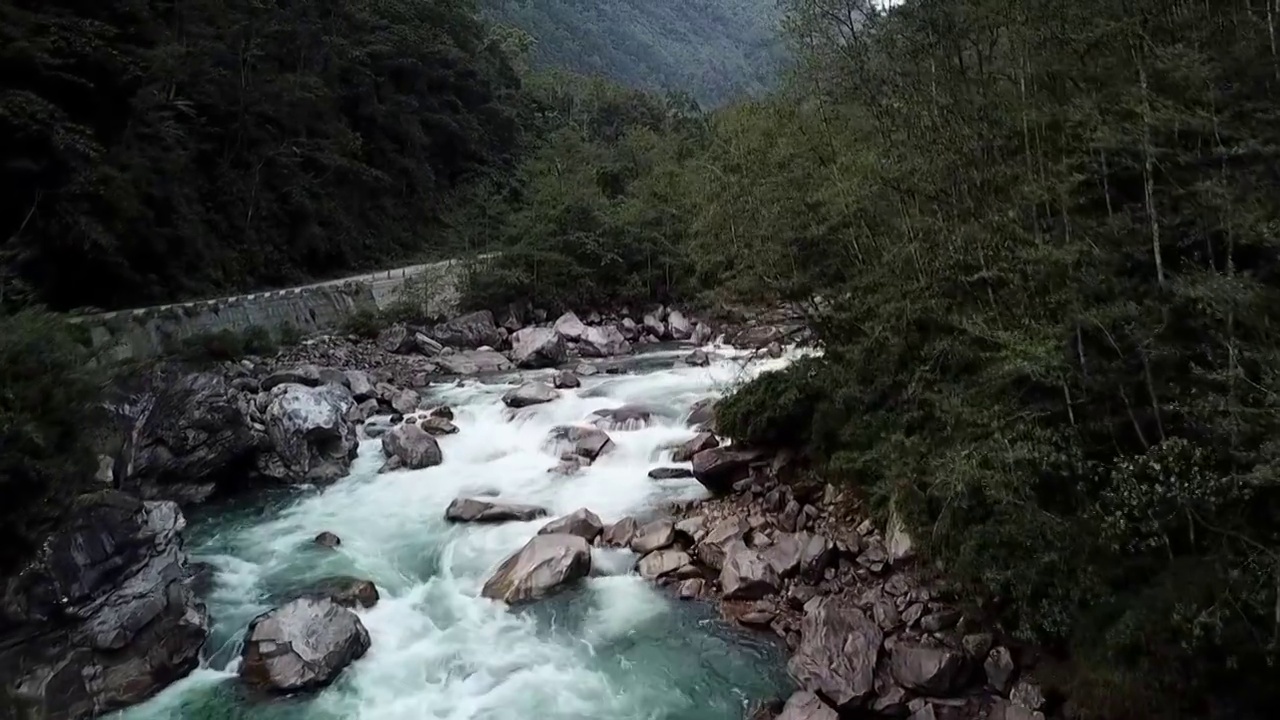 西藏林芝墨脱公路雅鲁藏布江大峡谷视频素材