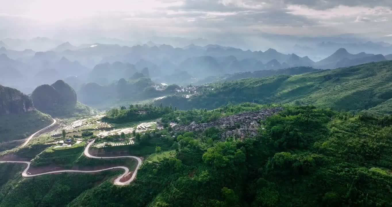 清晨光线普照的连南千年瑶寨视频素材