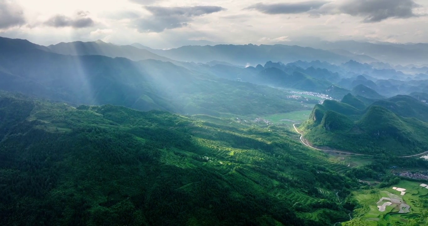 雨后放晴阳光洒落在山村上视频素材