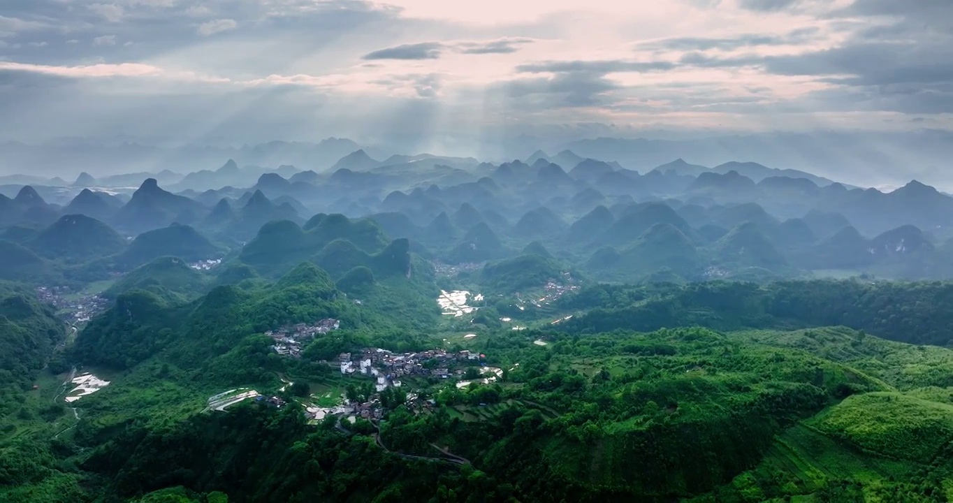 雨后放晴阳光洒落在山村上视频素材