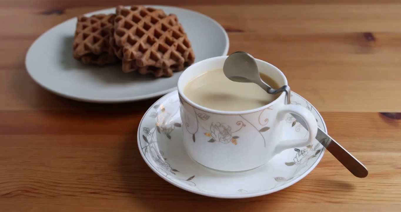 西式茶点：一杯奶茶与华夫饼视频素材