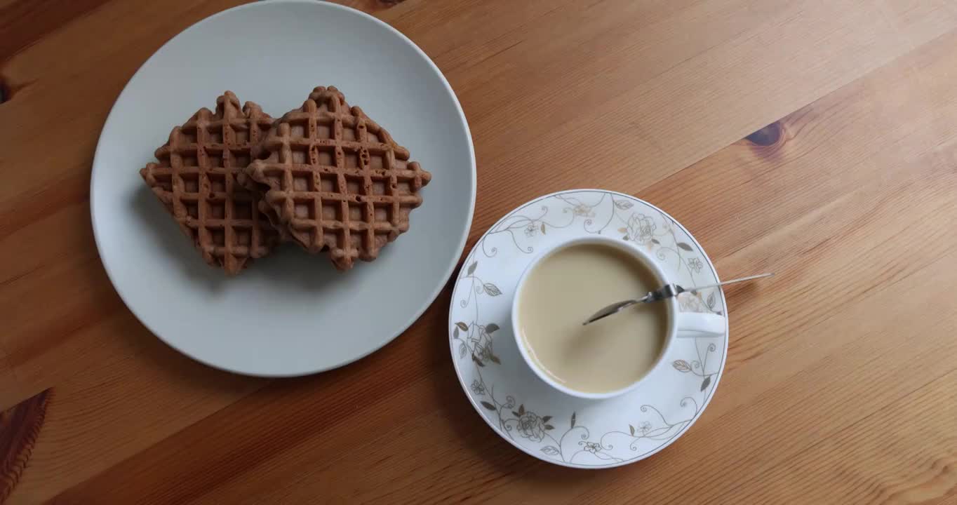 西式茶点：一杯奶茶与华夫饼视频素材