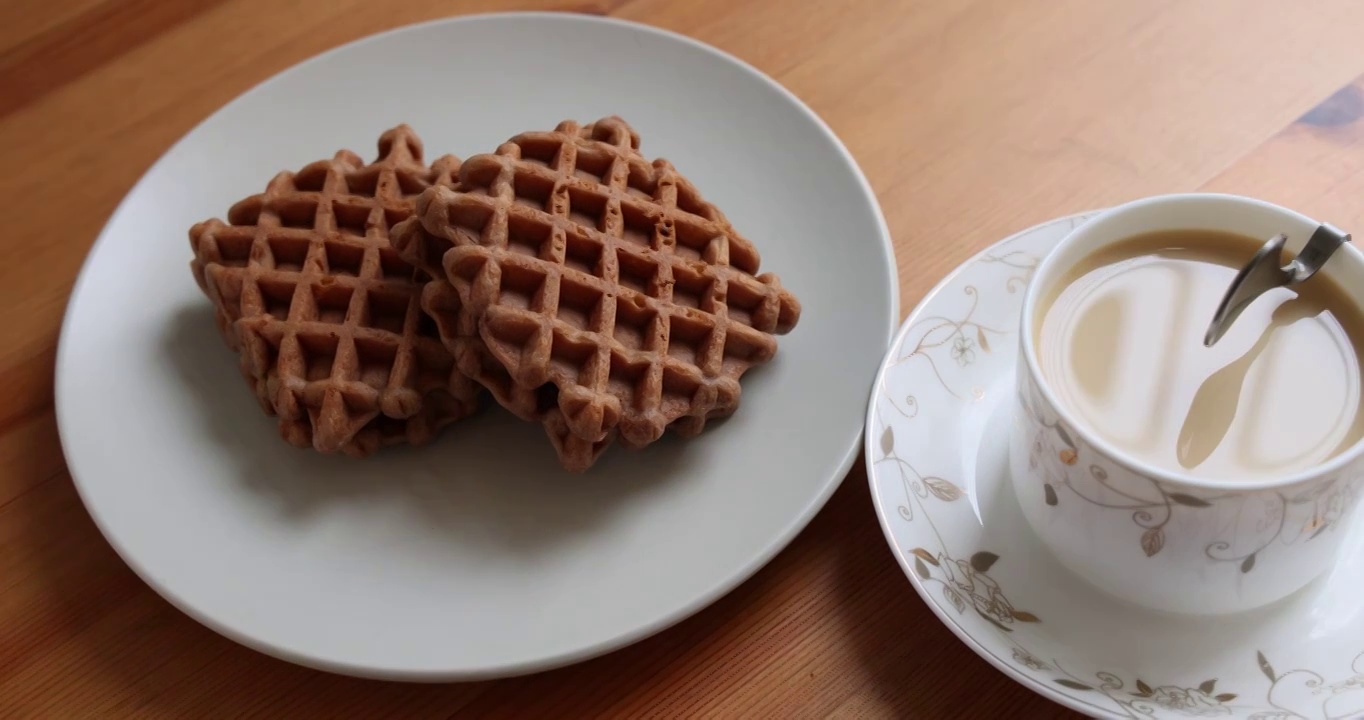 西式茶点：一杯奶茶与华夫饼视频素材