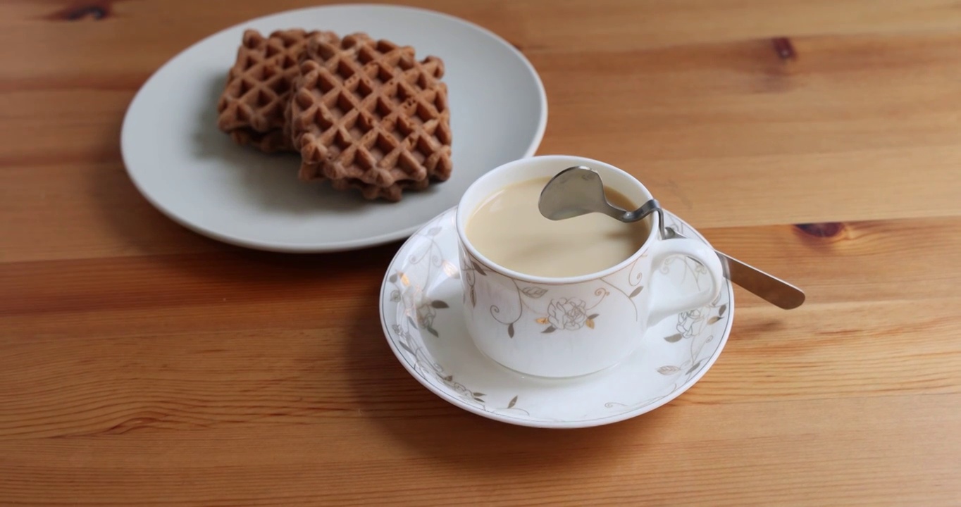 西式茶点：一杯奶茶与华夫饼视频素材