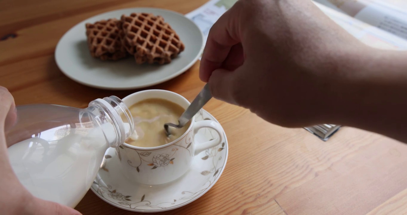 茶点制作：牛奶倒入红茶内制作正宗的奶茶视频素材