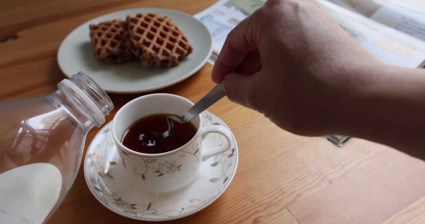 茶点烹调：搅拌红茶白砂糖制作奶茶视频素材