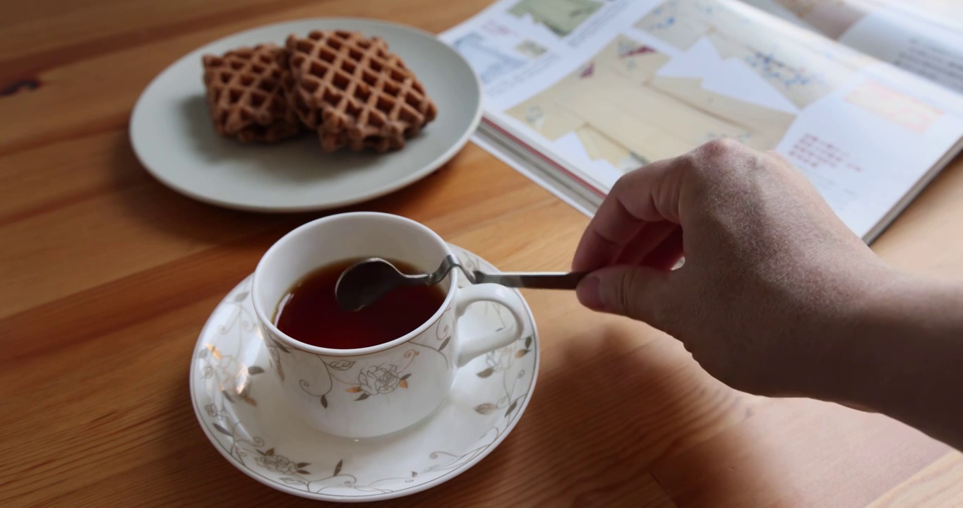 茶点烹调：搅拌红茶白砂糖制作奶茶视频素材